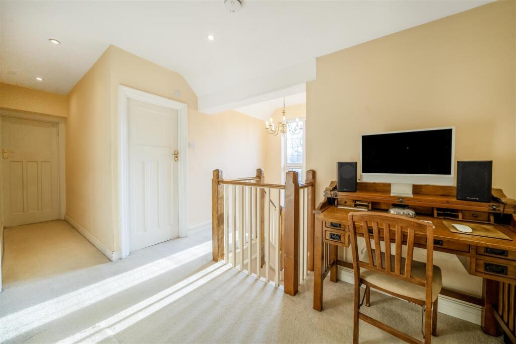 Davidson Frost-Wellings, DFW, Chiltern Avenue, Bus