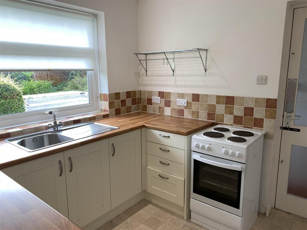 Kitchen picture 2.JPG