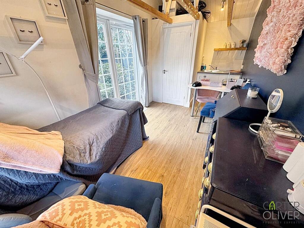 STUDIO / HOME OFFICE