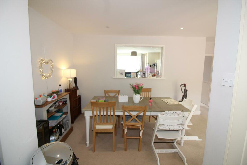 56 Robyns Way - kitchen diner through to living ro