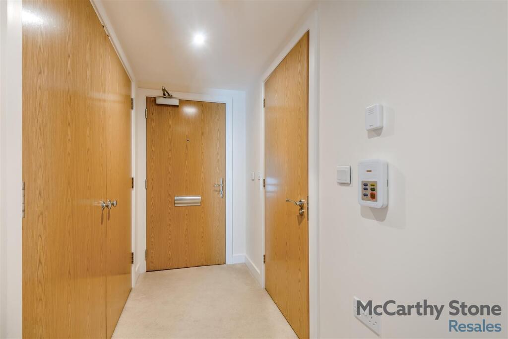 8661101-interior13.jpg