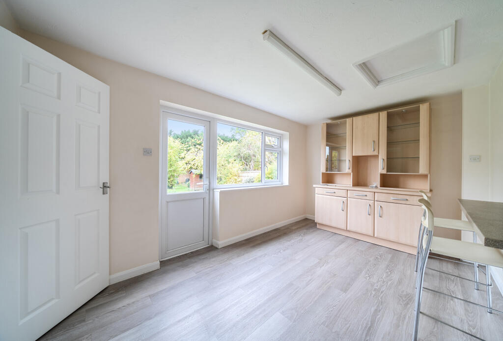 1369801-5-68f23f7...