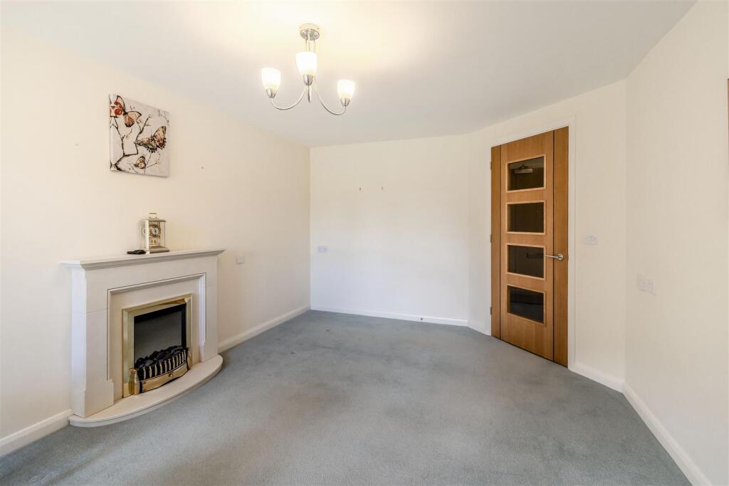 8515749-interior10.jpg