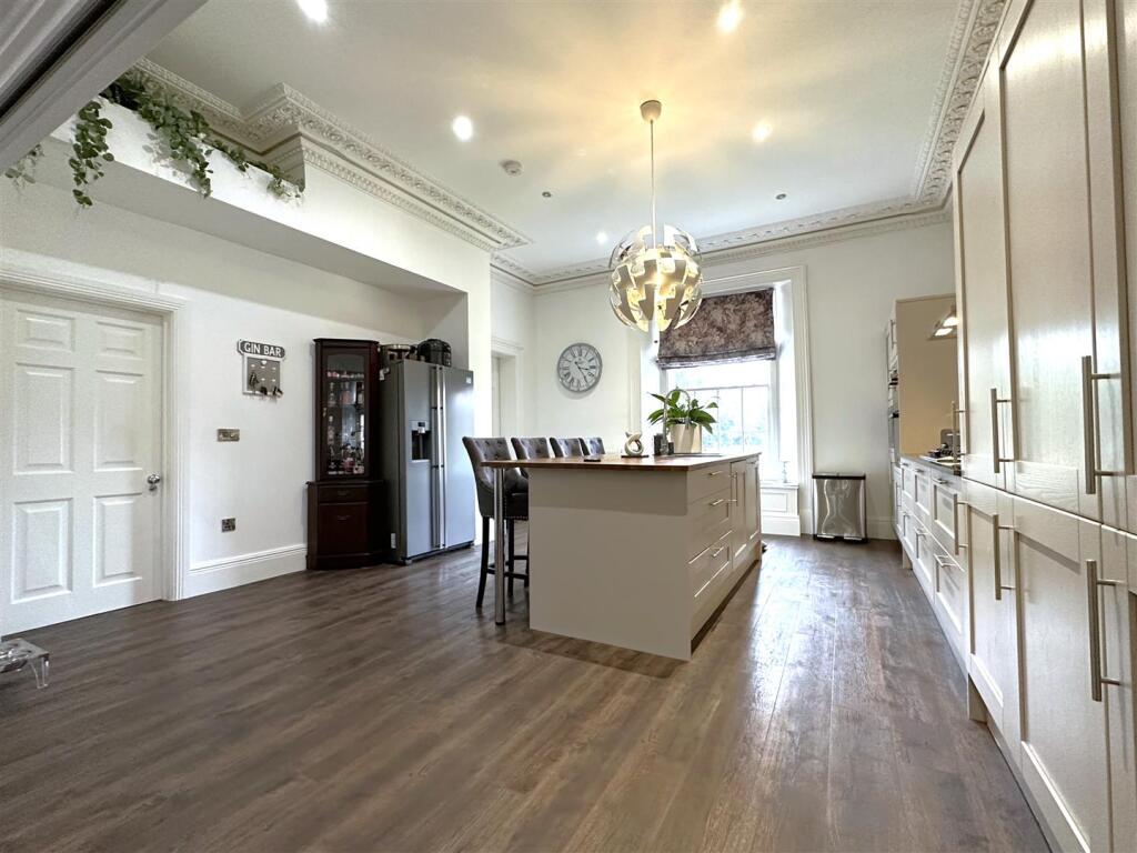 Large, Lavish Kitchen 626