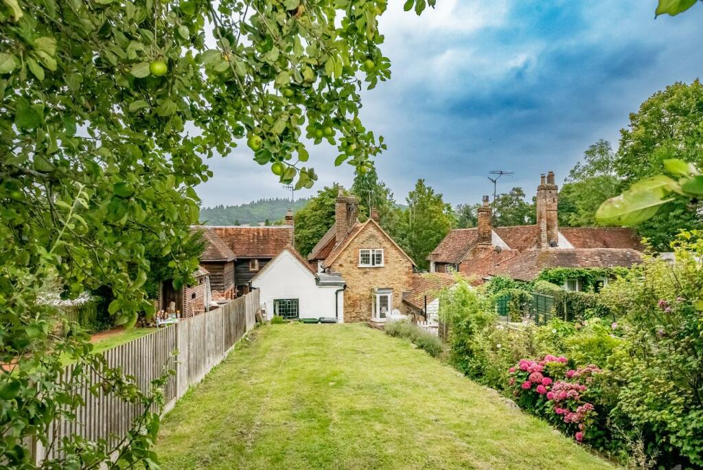 garden back to the house 2.jpg