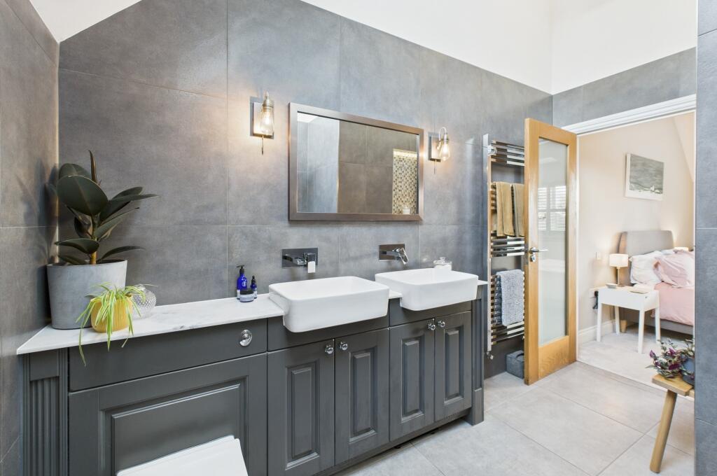 CAM02519G0-PR0244-STILL053