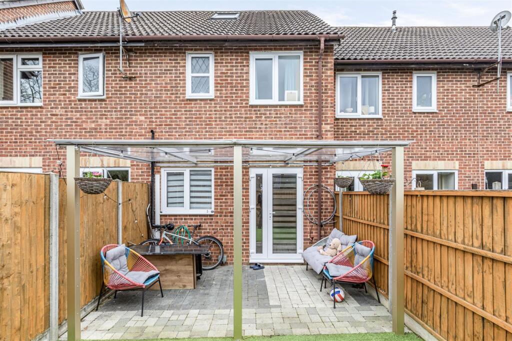 57 Monks Crescent, Addlestone, KT15 1UX - 15.jpg