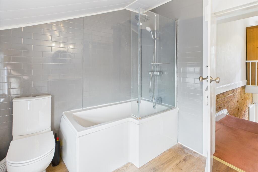 EweMove Spalding - Family Bathroom