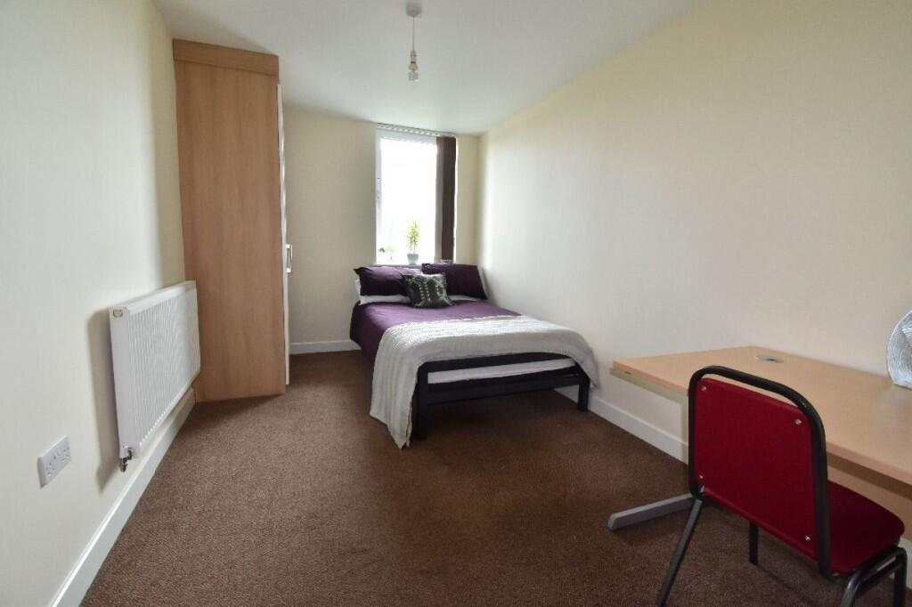 A neat and well-maintained single bedroom featu...