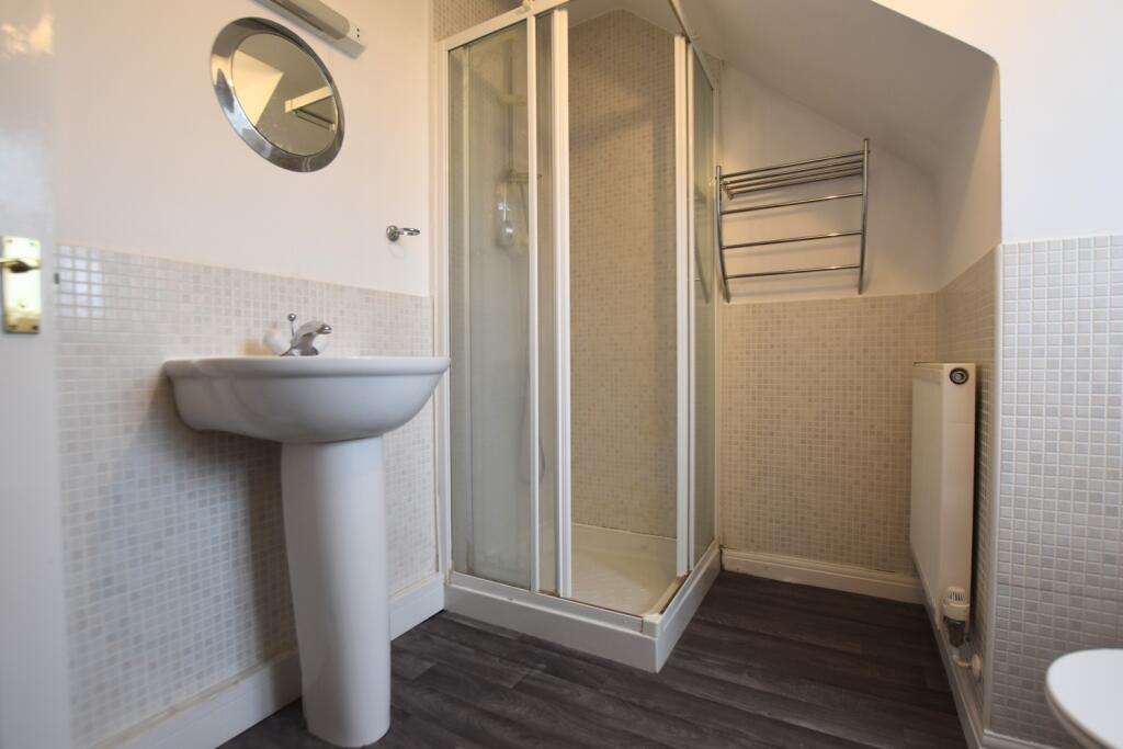3 Whittington Chase shower