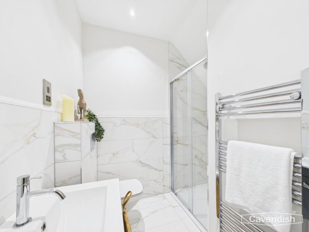 EN-SUITE SHOWER ROOM