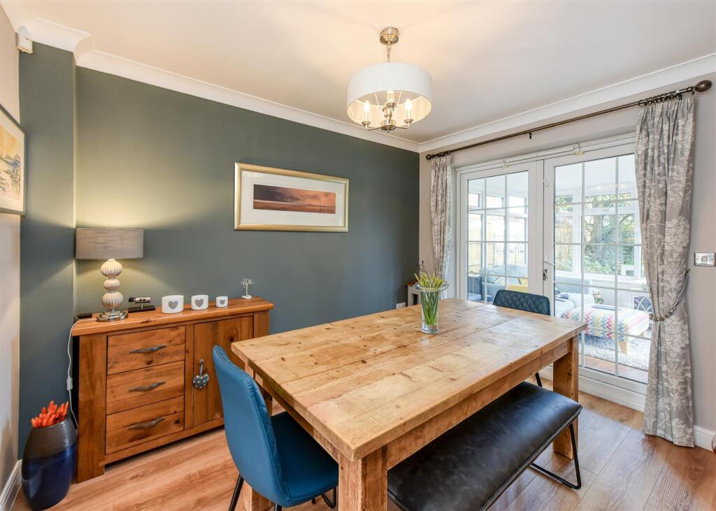 3 Riverside Gardens-dining.jpg