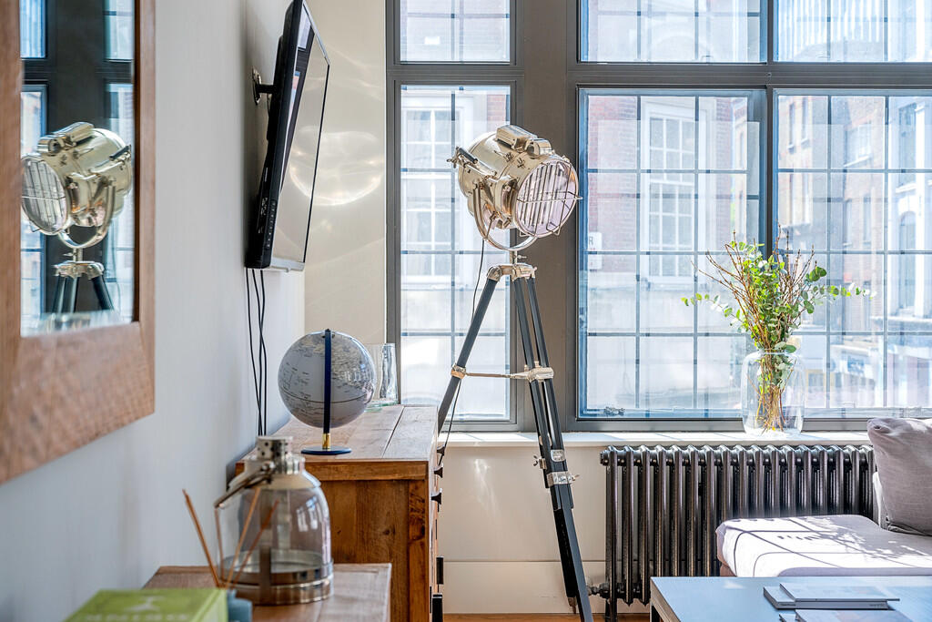 Paramount_House_1...