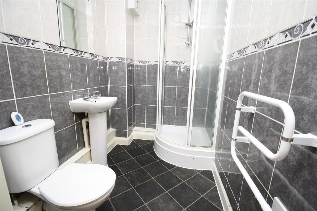 16 Bailsley Gdns ensuite.JPG