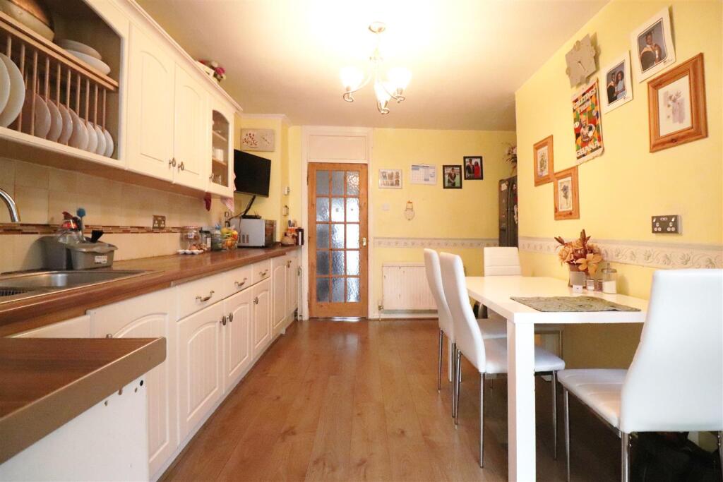 Kitchen / Dining Roo