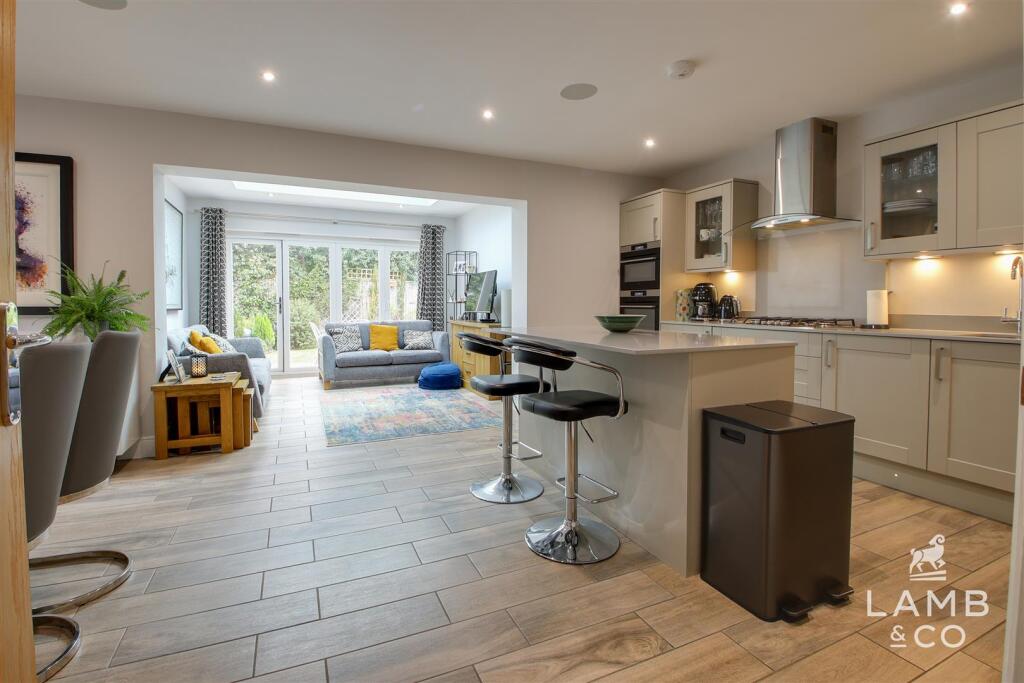 KITCHEN/DINING ROOM