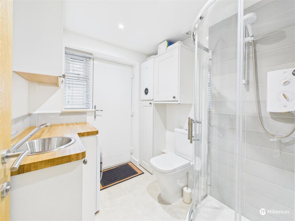 UTILITY ROOM / SHOWER ROOM