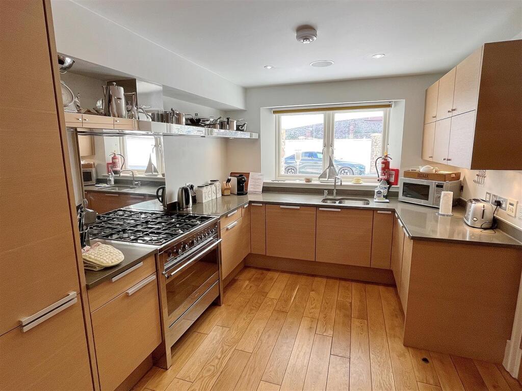 Kitchen 2.jpg