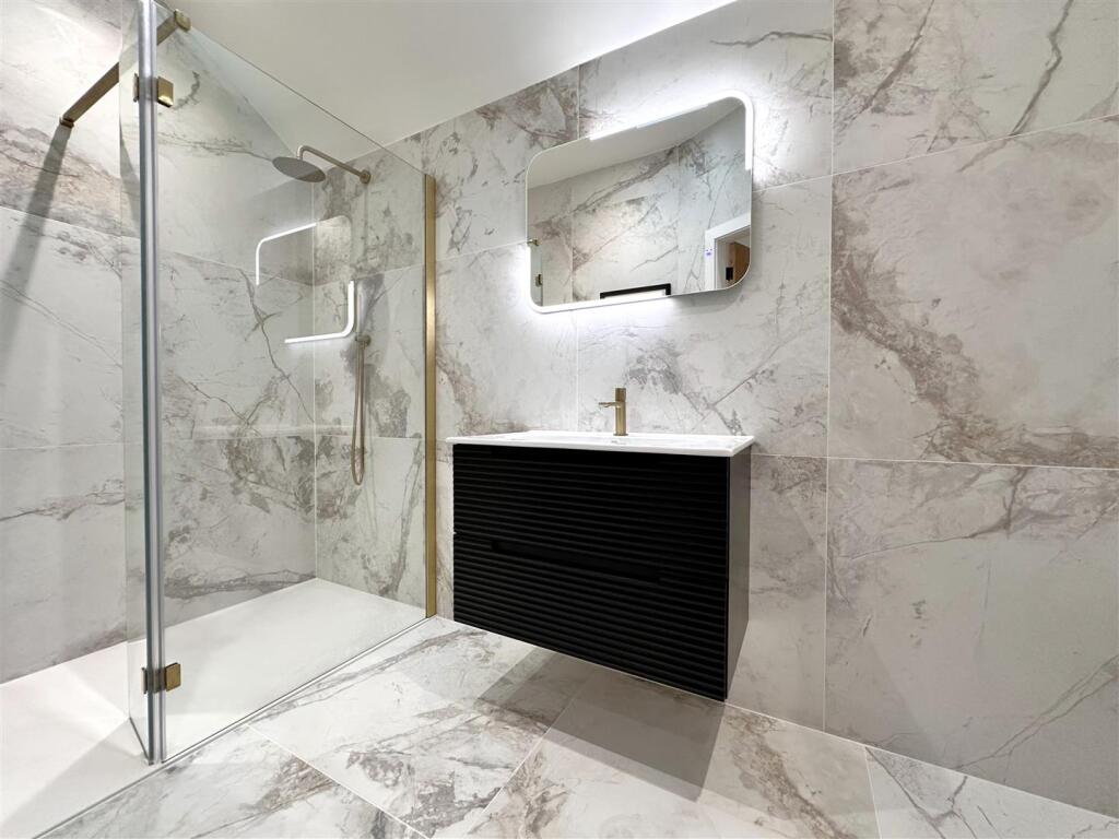 Luxurious En-Suite Shower Room 560