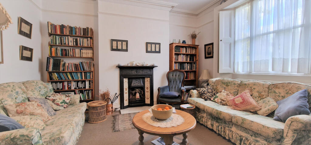 LOUNGE (FRONT)