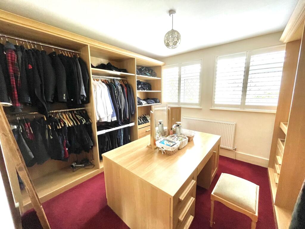 MASTER ROOM- DRESSING ROOM