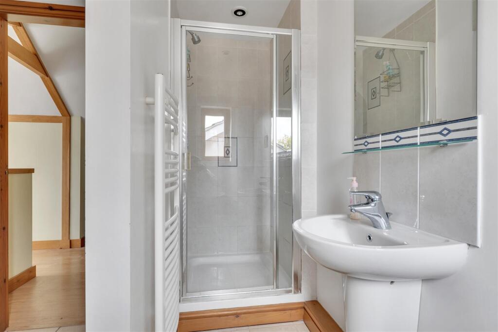 EN-SUITE SHOWER ROOM