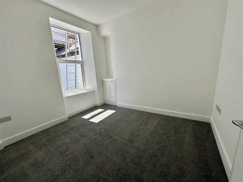 Bedrom 2.jpeg