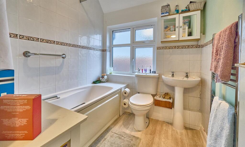 Family Bathroom to Side