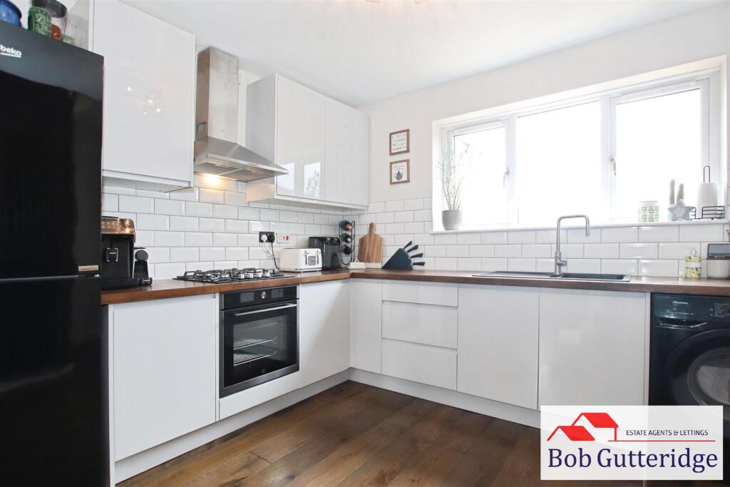 "L" SHAPED  FITTED KITCHEN / DINING ROOM
