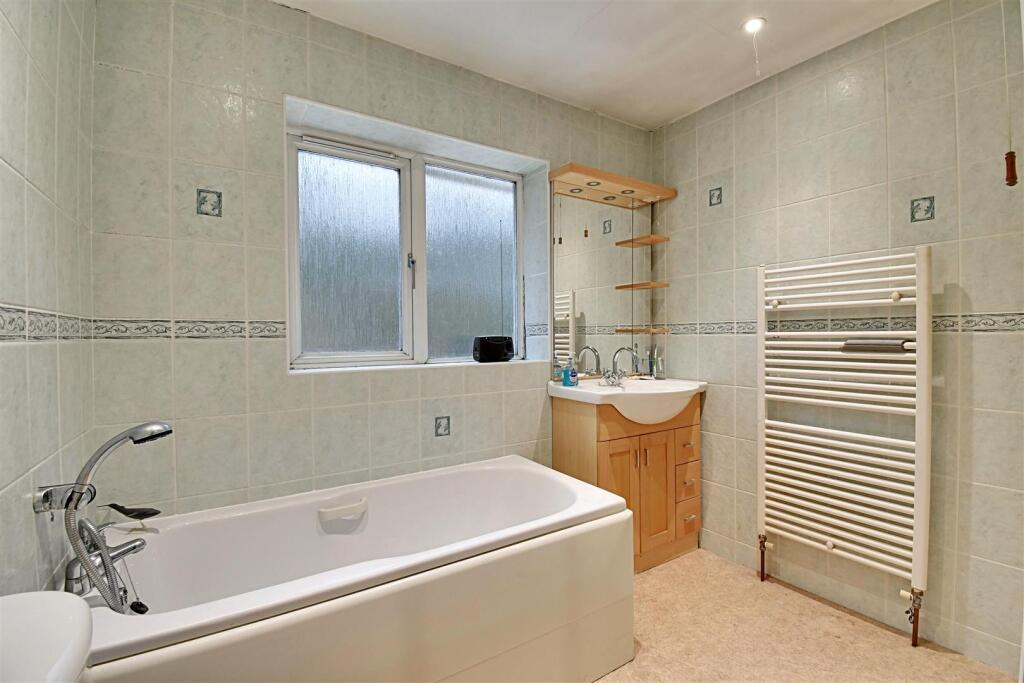 Bathroom 1.jpg