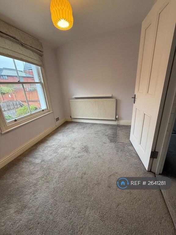 Small Bedroom / Office 