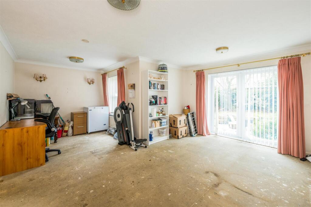 Flat 2, Corvill Court, Worthing -4.jpg