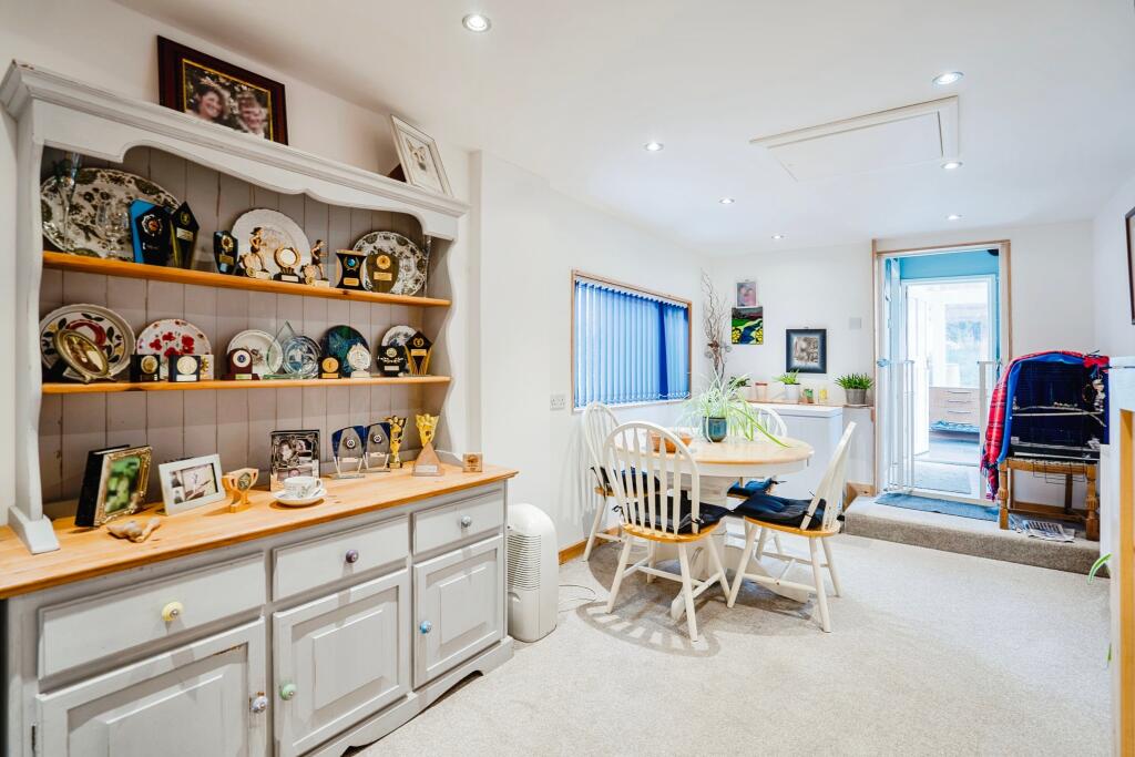 Bedroom/ Dining Room