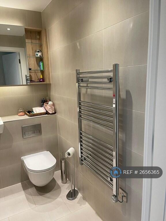 Main Bathroom-3