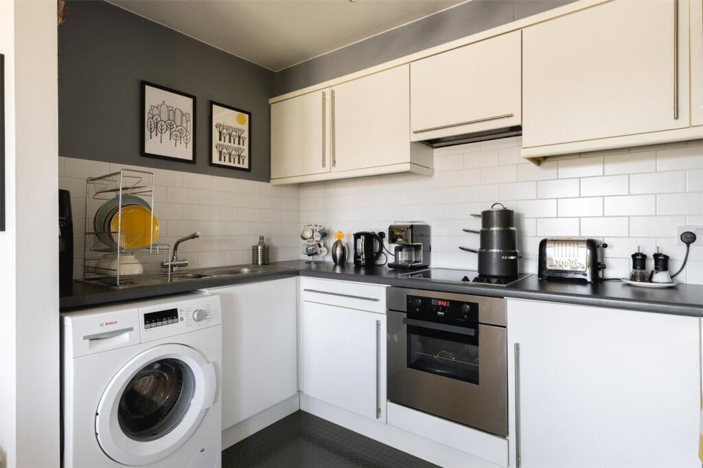 Kempton Court, E1