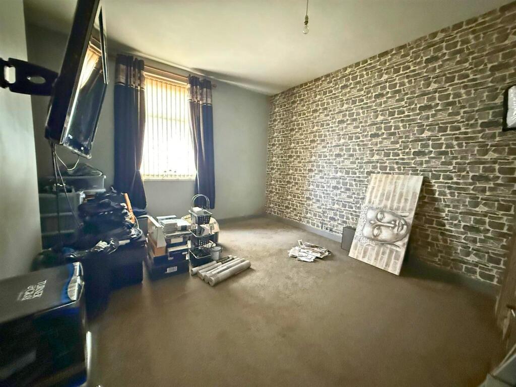 Bedroom 1.jpg