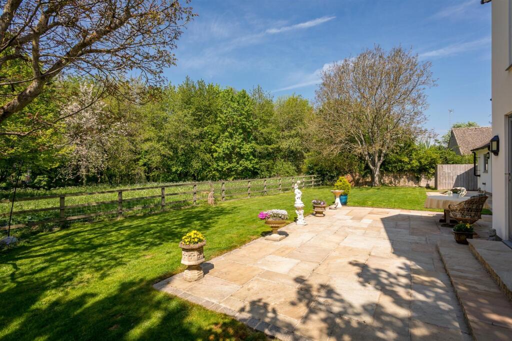 24 - The Bee Garden - GL7 5JF - Web.jpg