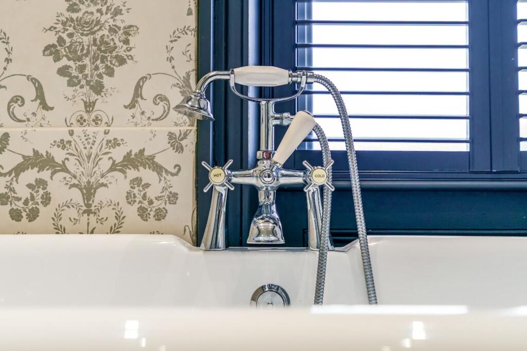 99063_38 Springs Terrace (26).jpg