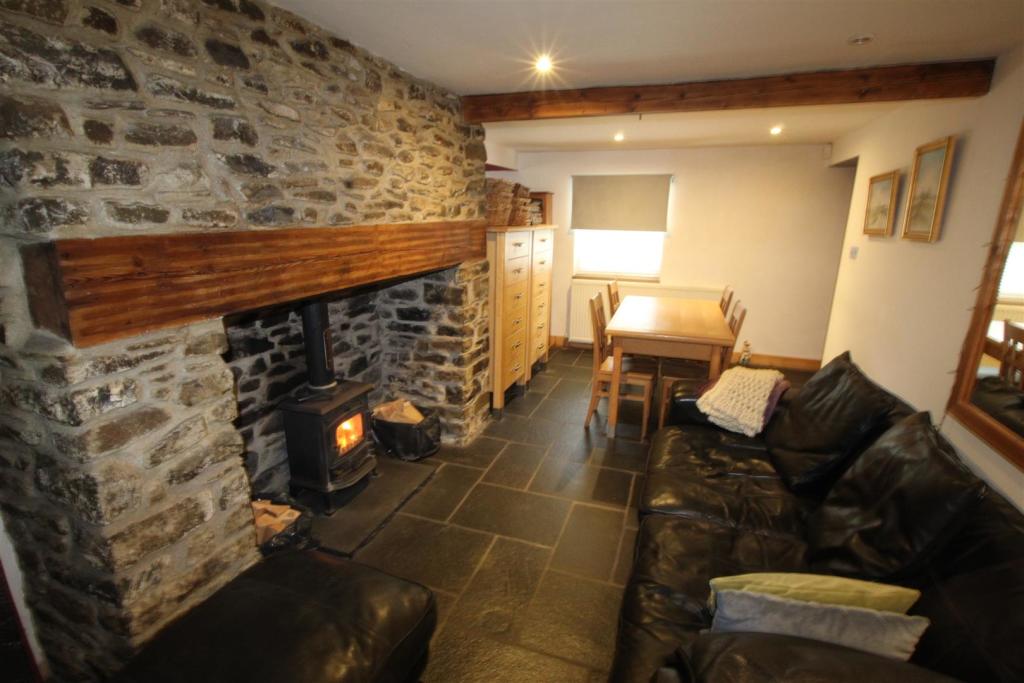 DINING/LIVING ROOM