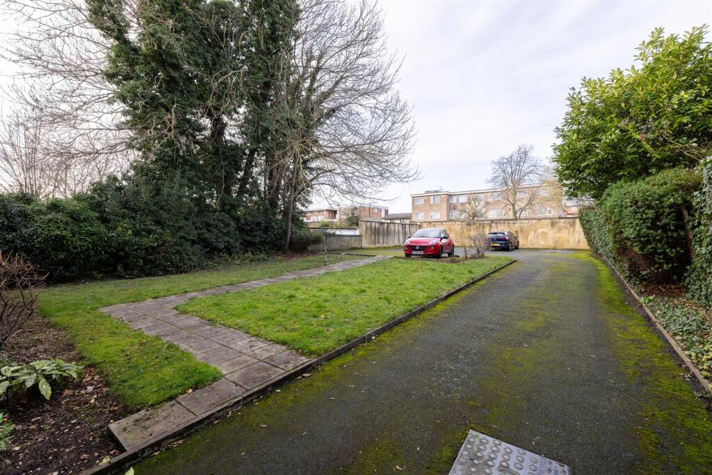 Hainault Road E11
