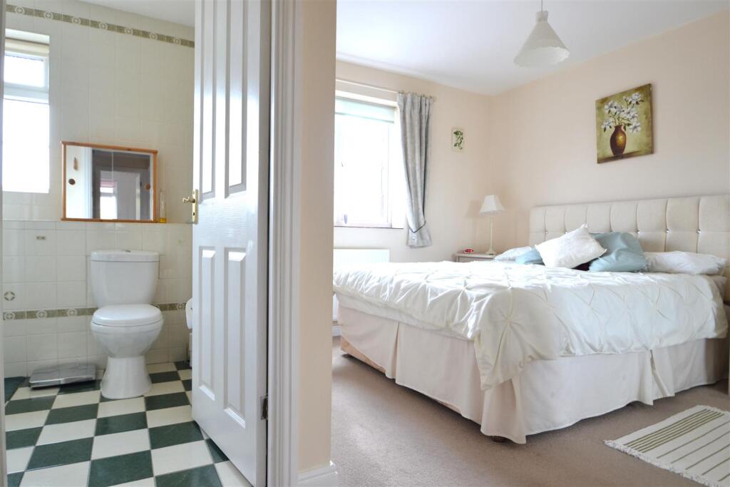 Bed 1 and ensuite.JPG