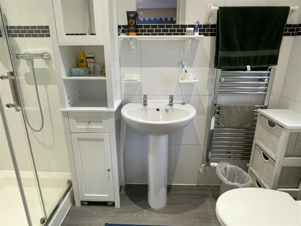 ENSUITE SHOWER ROOM