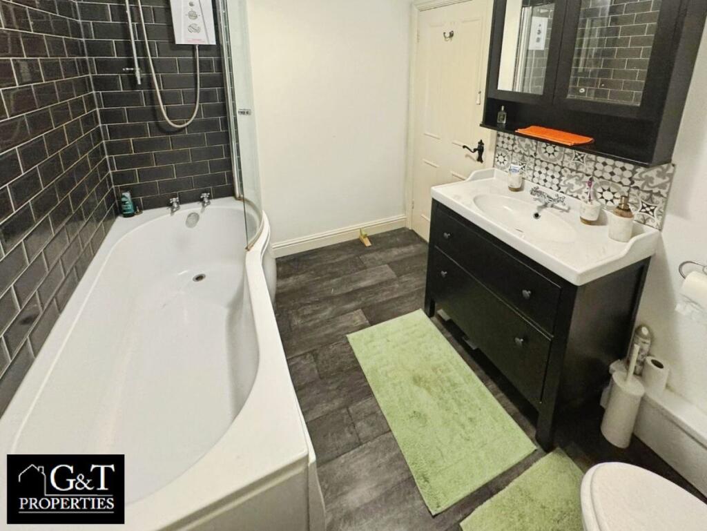 FAMILY BATHROOM