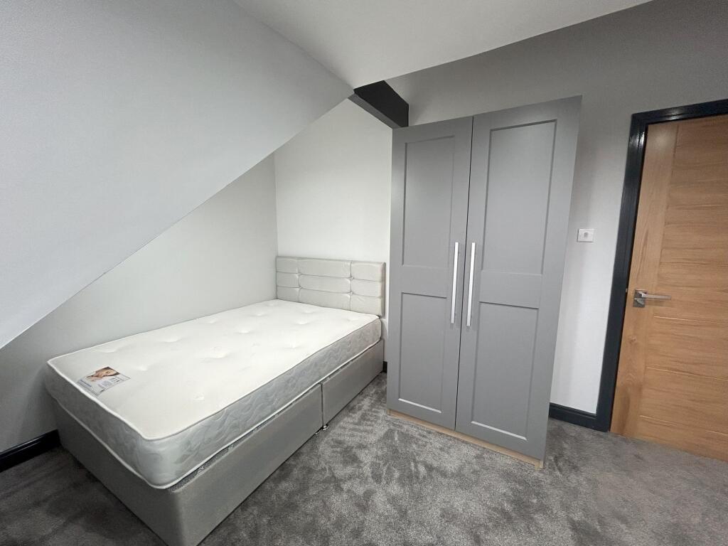 A clean and well-maintained single bedroom feat...