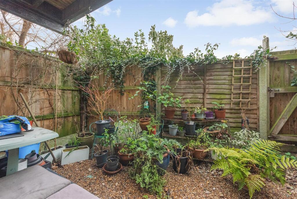 Island Wall, Whistable