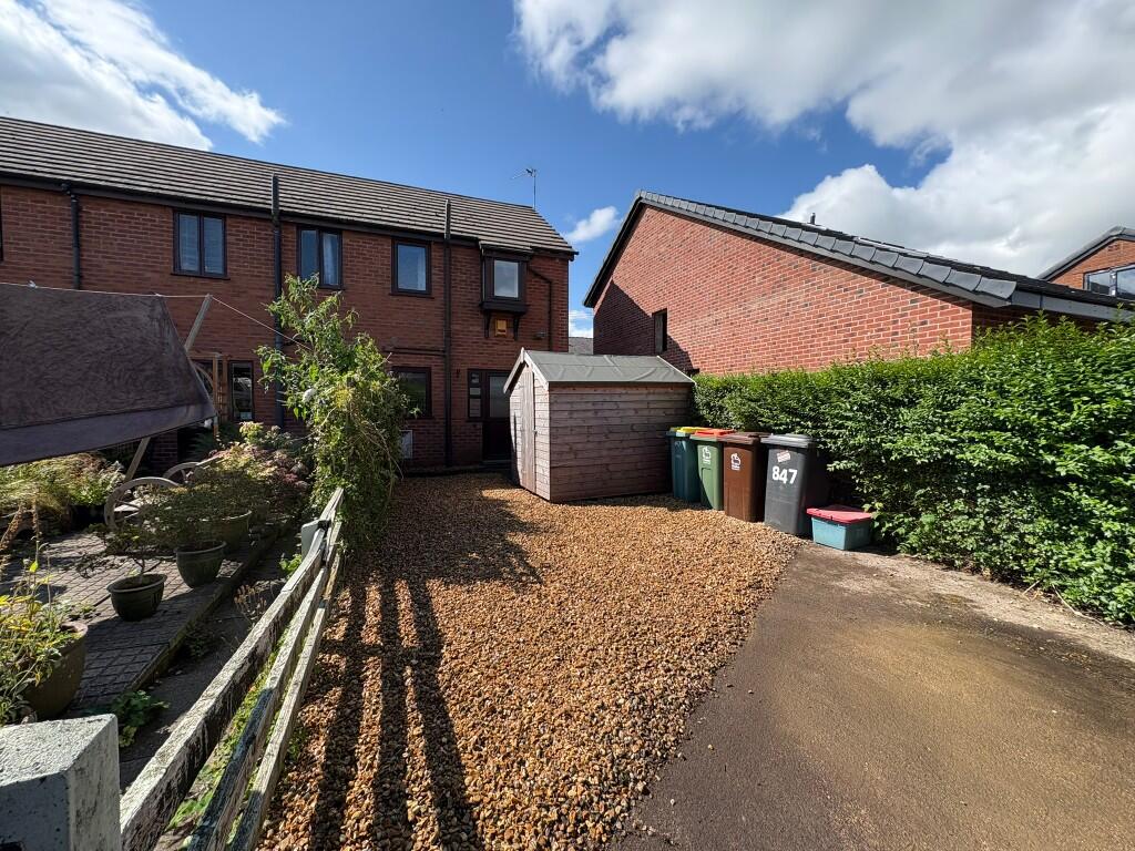 GARDEN &amp; PARKING