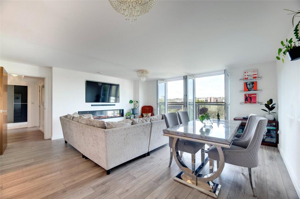 Lounge/Dining Area