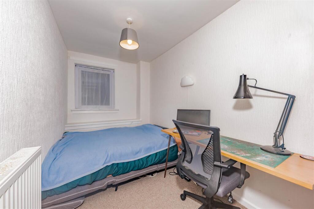 2 Kinghorne Court Dundee-11.JPG