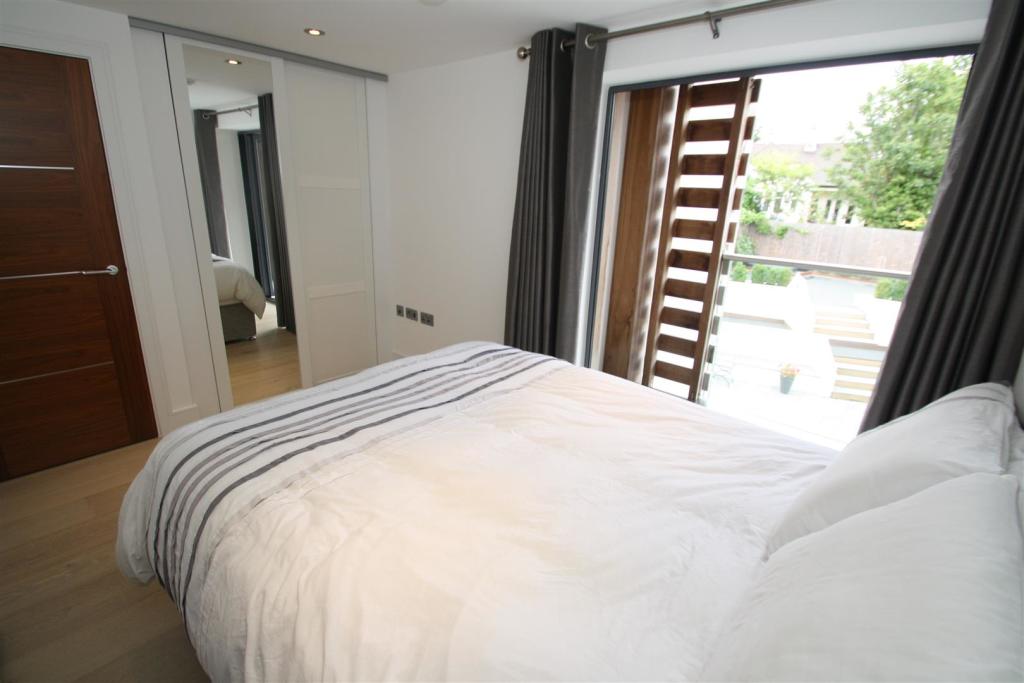 Bed1.jpg