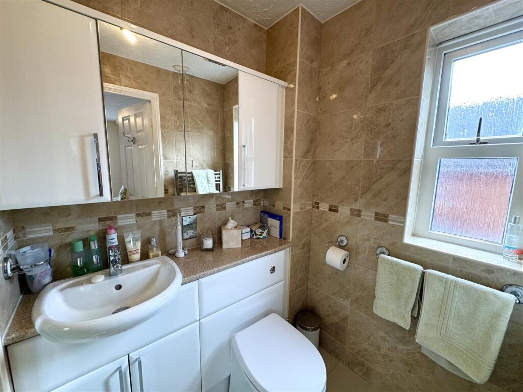 EN-SUITE SHOWER ROOM